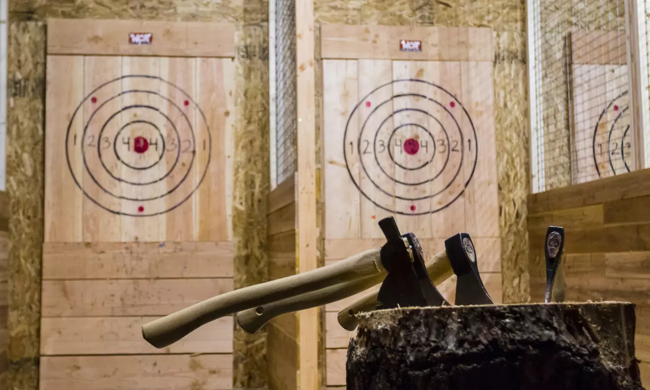 axe throwing experience at 1UP Entertainment in Tampa